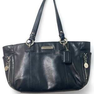 Coach F19252 Black collection
Leather Gallery Tote Bag